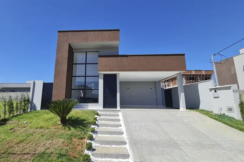 Fachada da Casa C+B, no Jardins Porto, com tijolo aparente e escada de acesso