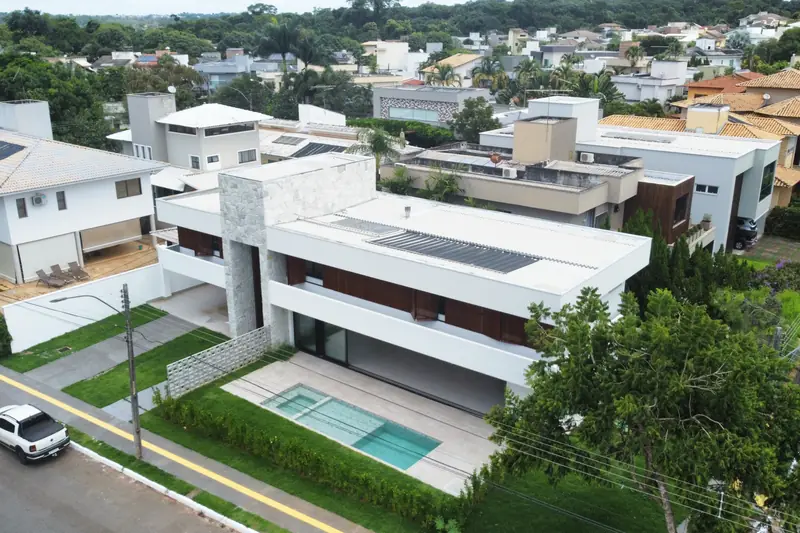 Casa Contemporânea, no Portal do Sol II, vista do alto: casa branca com piscina no condomínio