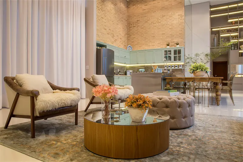 Sala de estar da Casa Verona, no Jardins Verona, com pé-direito alto e cozinha integrada